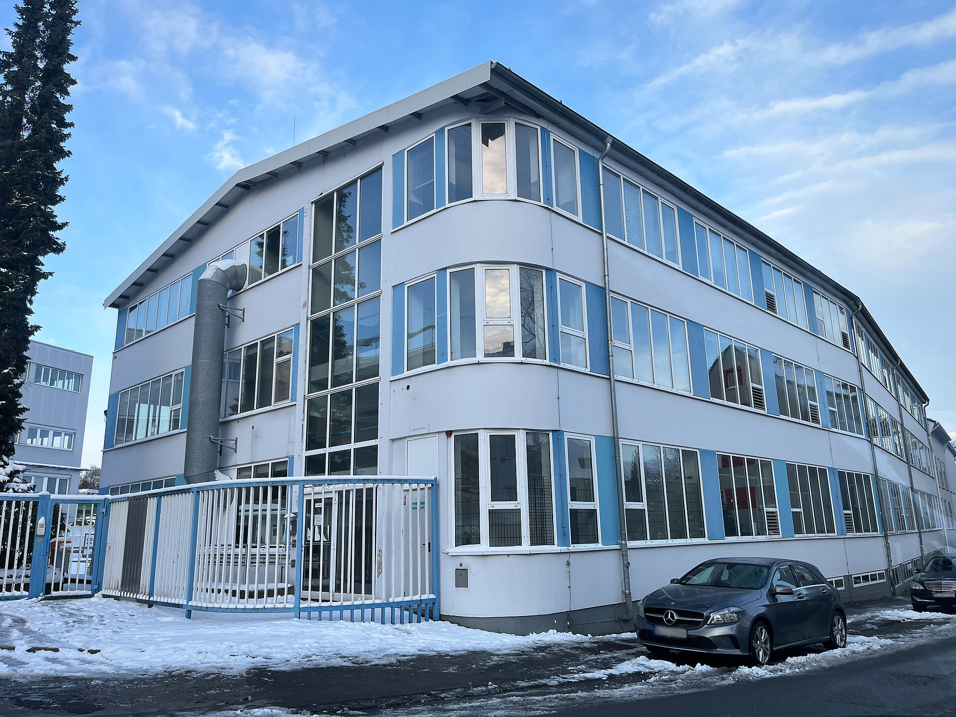 Vorher-Außenansicht der Talpflege Demenz-Wohngemeinschaften "Wohnen in Vohwinkel" im Schnee